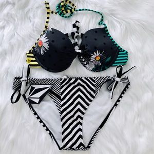 Volcom Daisy Print Bikini Size Large and Medium